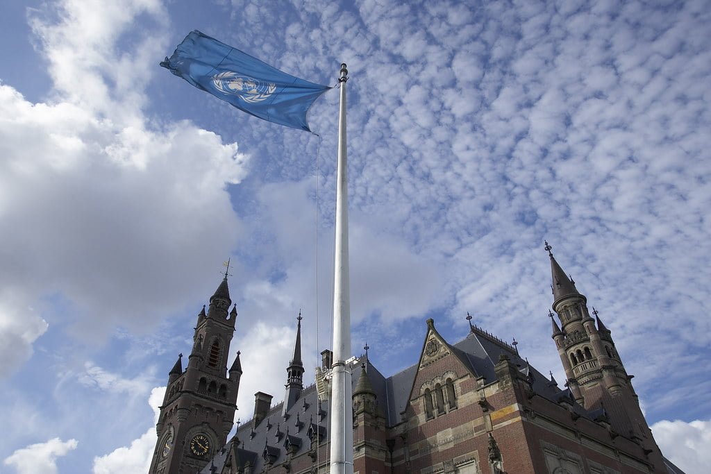 Zastava Združenih narodov pred sedežem Meddržavnega sodišča v Haagu na Nizozemskem