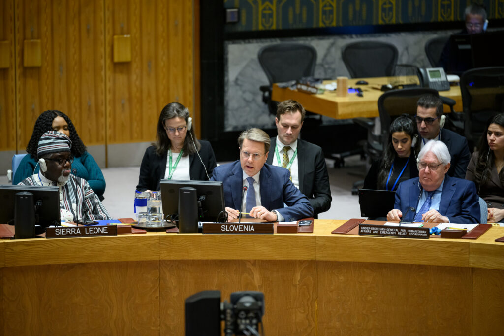 Predstavnik Slovenije v Varnostnem svetu Združenih narodov Samuel Žbogar na zasedanju v dvorani, v enaki vrsti in za njim sedijo še drugi predstavniki in člani misij 