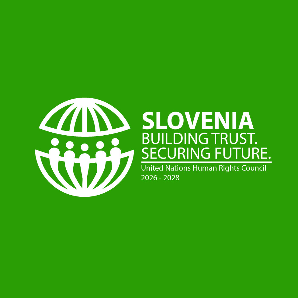 Logotip članstva Slovenije v Svetu ZN za človekove pravice. Belo besedilo na zeleni podlagi.