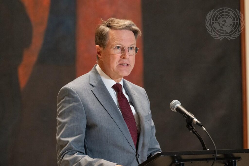 Veleposlanik Samuel Žbogar stoji za govornico in pred mikrofonom nagovarja udeležence dogodka. 